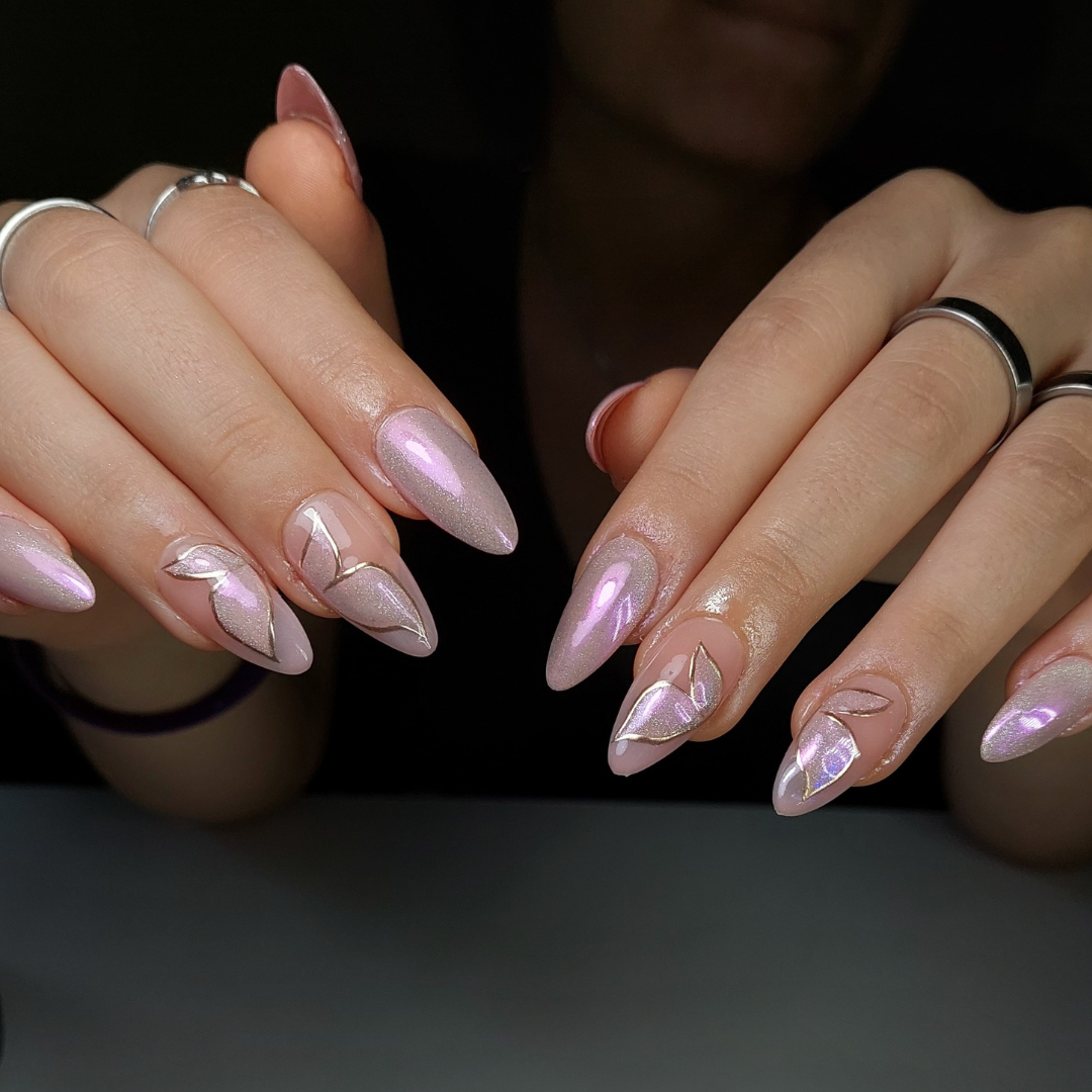 uñas softgel con diseño de mariposa y brillos